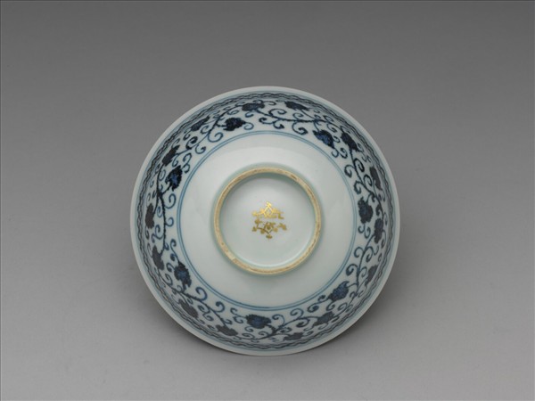 青花描金卷草蓮紋碗