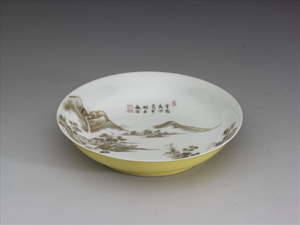 琺瑯彩赭墨山水圖盤