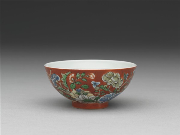 洋彩紅地四季花卉紋鍾