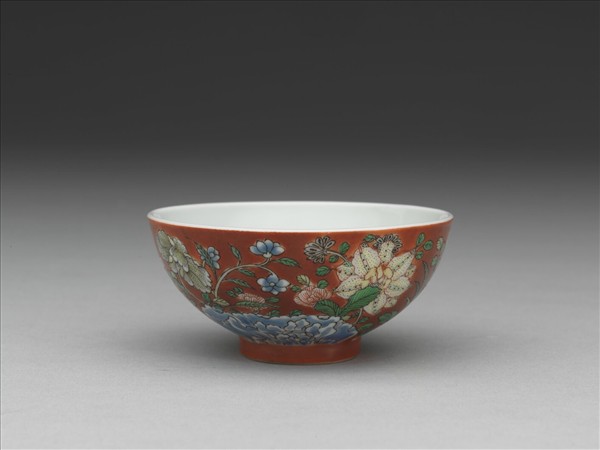 洋彩紅地四季花卉紋鍾