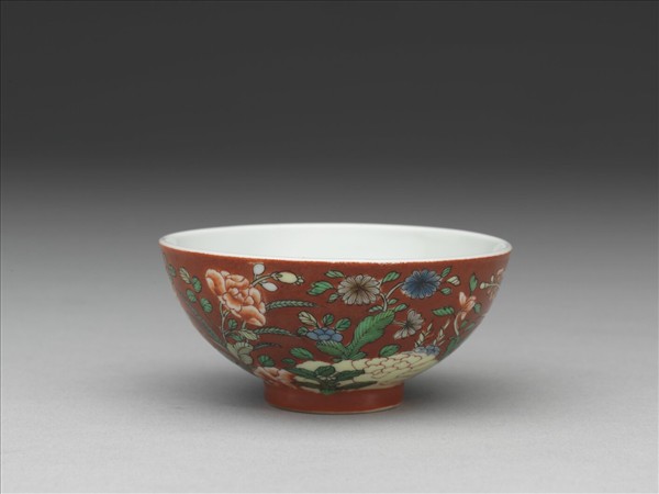 洋彩紅地四季花卉紋鍾