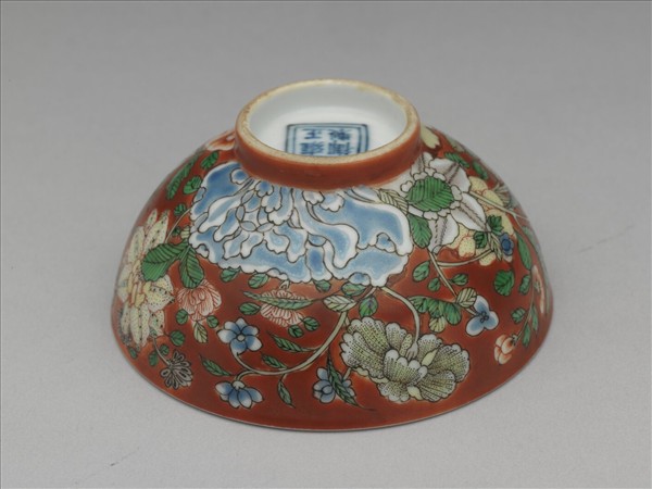洋彩紅地四季花卉紋鍾