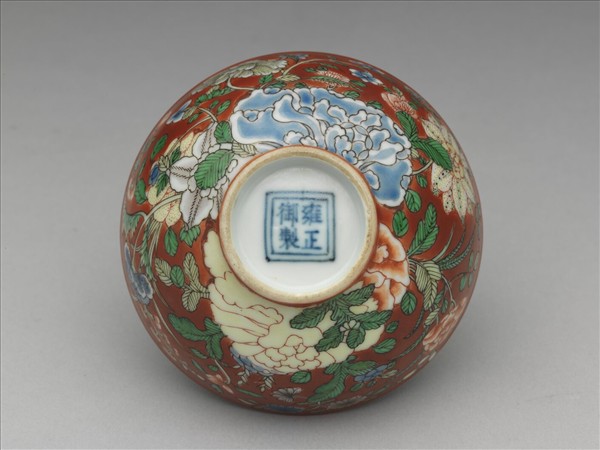 洋彩紅地四季花卉紋鍾