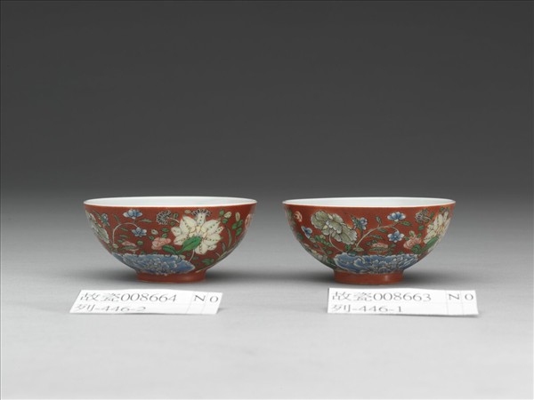 洋彩紅地四季花卉紋鍾