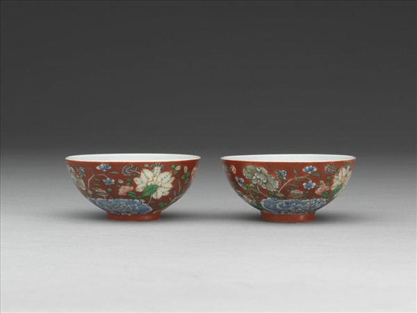 洋彩紅地四季花卉紋鍾