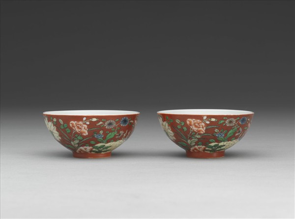 洋彩紅地四季花卉紋鍾