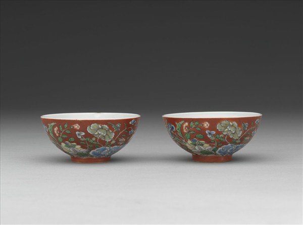 洋彩紅地四季花卉紋鍾