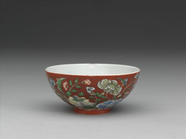 洋彩紅地四季花卉紋鍾