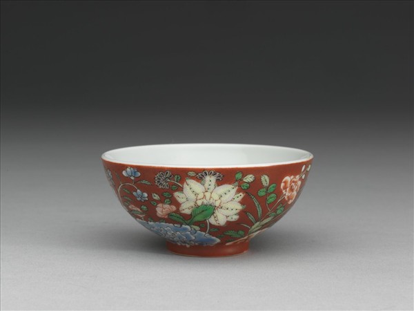 洋彩紅地四季花卉紋鍾