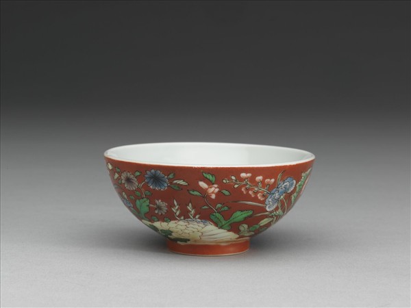 洋彩紅地四季花卉紋鍾