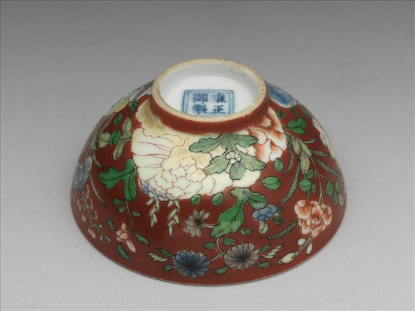 洋彩紅地四季花卉紋鍾