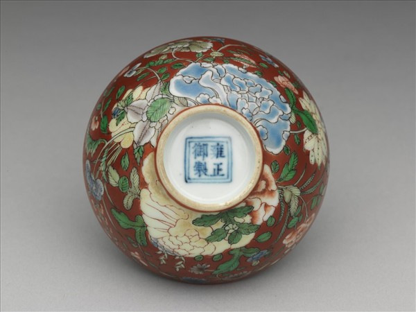 洋彩紅地四季花卉紋鍾