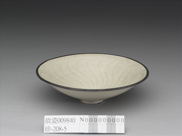 定窯 白瓷劃花水波紋碗