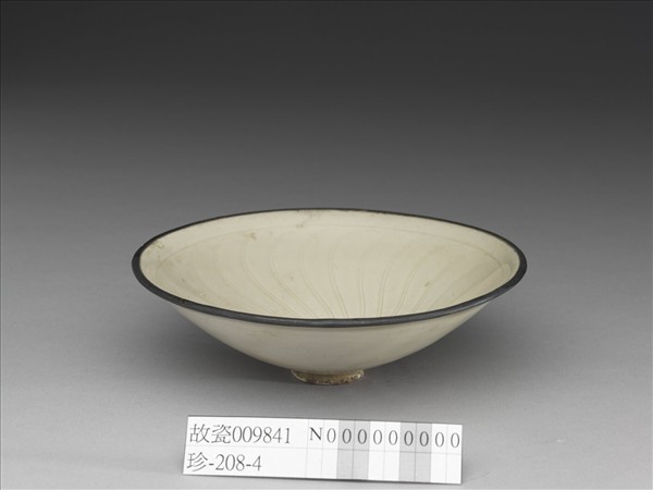 定窯 白瓷劃花水波紋碗