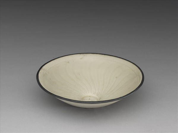 定窯 白瓷劃花水波紋碗