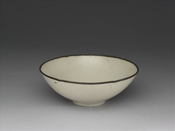 定窯 白瓷印花四季花卉紋葵瓣口碗