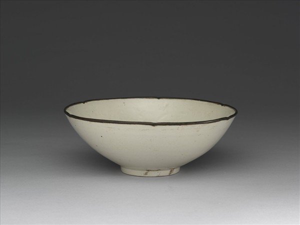 定窯 白瓷印花四季花卉紋葵瓣口碗