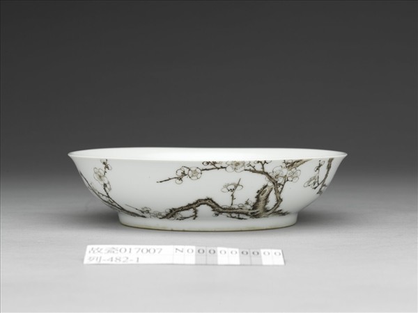 琺瑯彩赭墨梅花圖盤