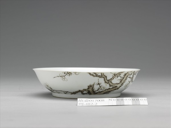 琺瑯彩赭墨梅花圖盤