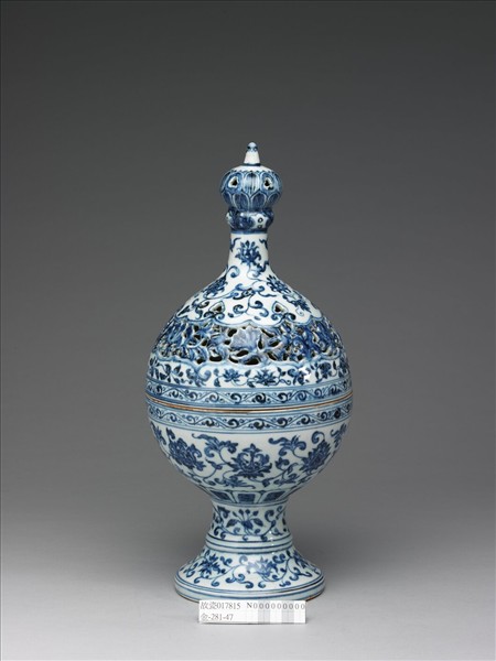 青花花卉紋鏤空花薰