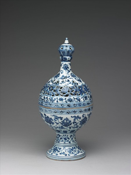 青花花卉紋鏤空花薰