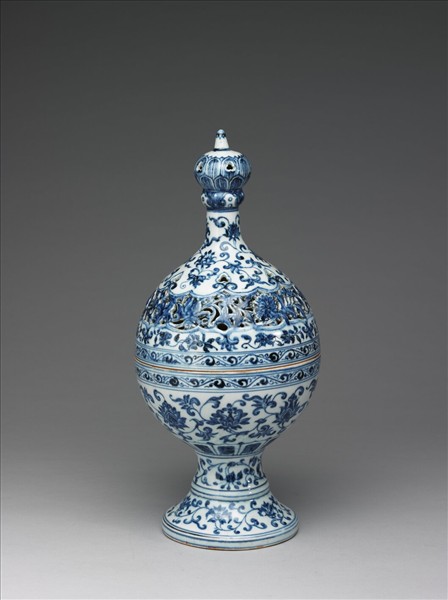 青花花卉紋鏤空花薰