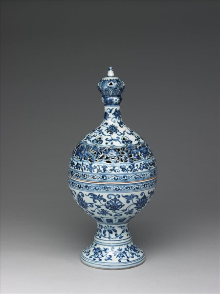 青花花卉紋鏤空花薰