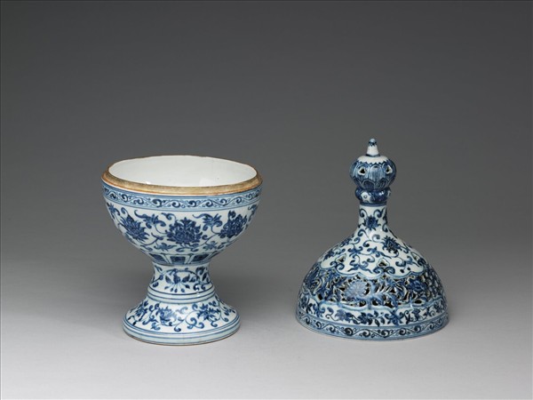 青花花卉紋鏤空花薰