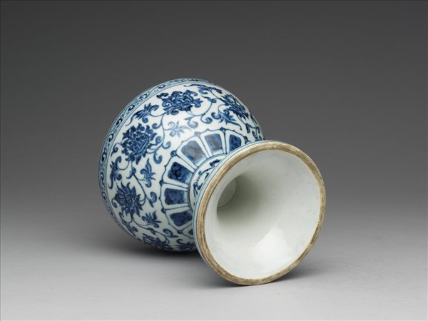 青花花卉紋鏤空花薰