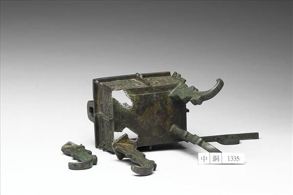 獸面夔紋扁足方鼎