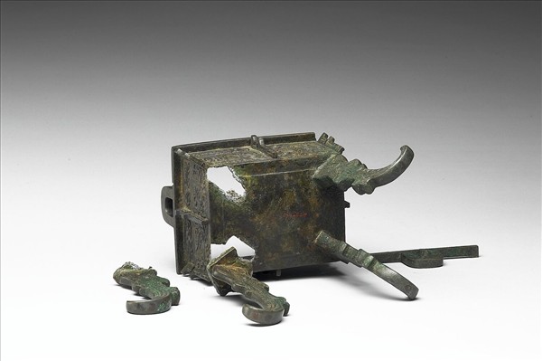 獸面夔紋扁足方鼎