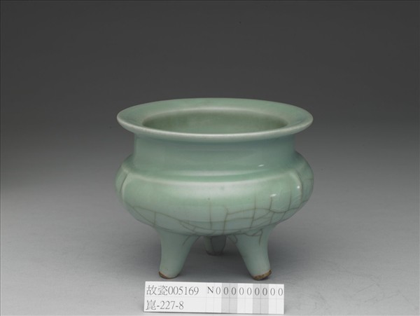 青瓷三足爐