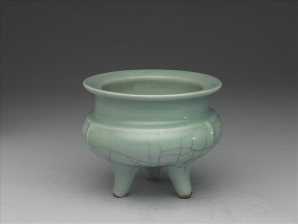 青瓷三足爐