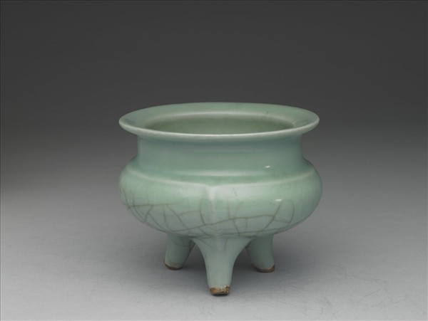 青瓷三足爐