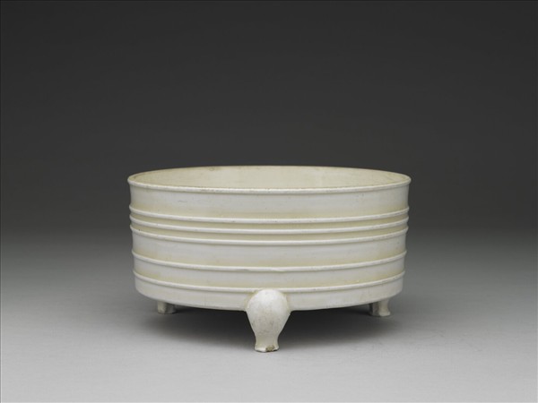 定窯 白瓷弦紋三足爐