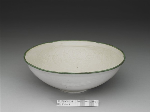 定窯 白瓷印花牡丹紋葵口碗