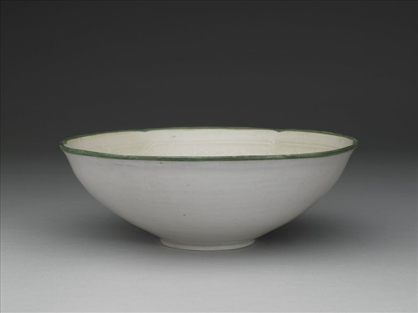 定窯 白瓷印花牡丹紋葵口碗