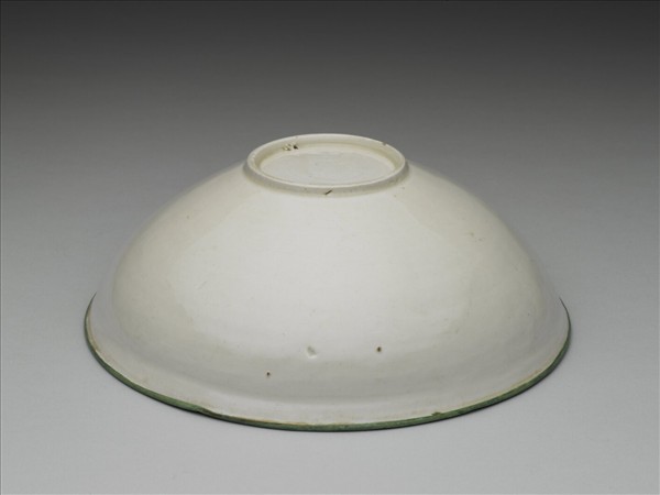 定窯 白瓷印花牡丹紋葵口碗