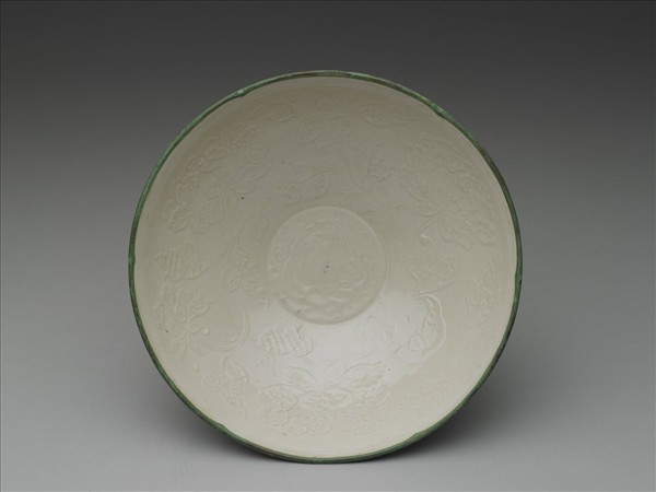 定窯 白瓷印花牡丹紋葵口碗