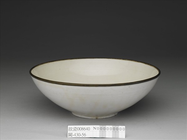 定窯 白瓷劃花雙魚紋碗