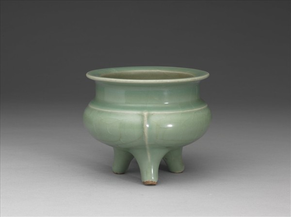 青瓷三足爐