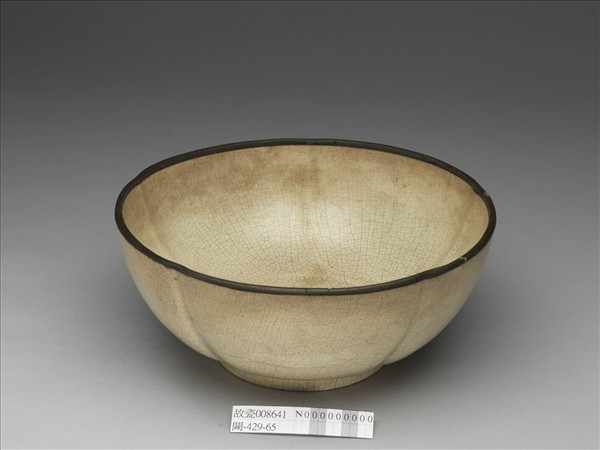 白瓷劃花梅花式碗