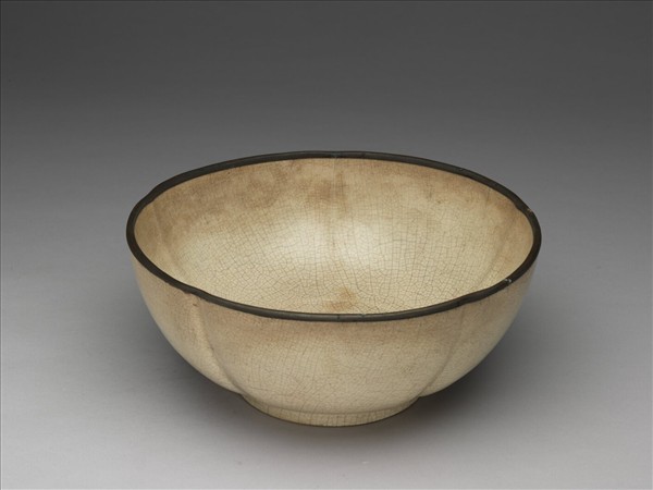 白瓷劃花梅花式碗