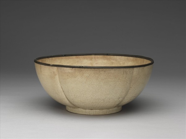 白瓷劃花梅花式碗