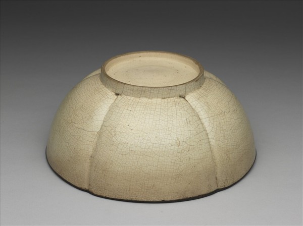 白瓷劃花梅花式碗