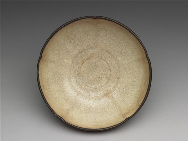 白瓷劃花梅花式碗