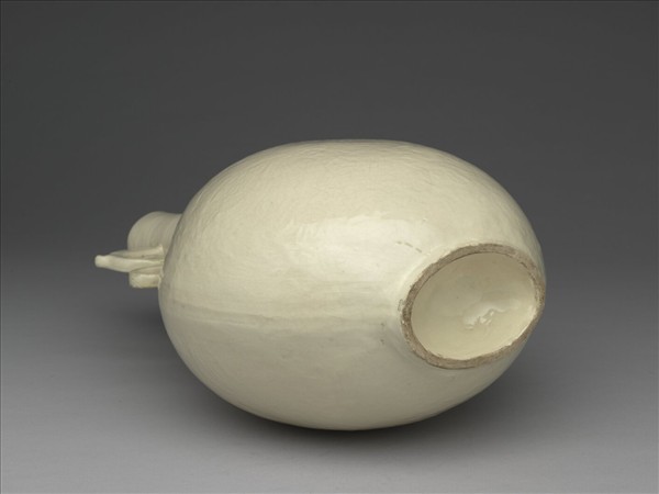 白瓷印花螭耳扁壺