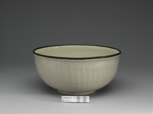 定窯 白瓷劃花蓮辦紋碗