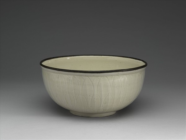 定窯 白瓷劃花蓮辦紋碗