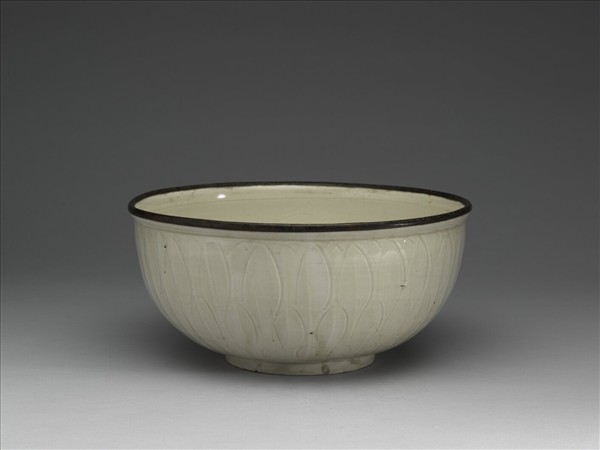 定窯 白瓷劃花蓮辦紋碗